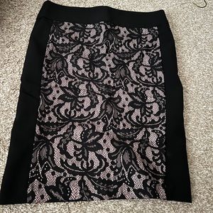 Woman’s Patterned Pencil Skirt